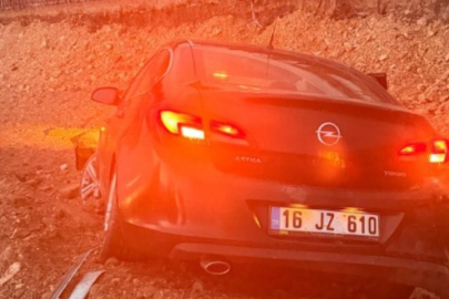 Kontrolden çıkan otomobil inşaata uçtu: 2 yaralı