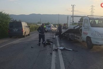 Bursa'da otomobilin devirdiği elektrik direğine motosiklet çarptı