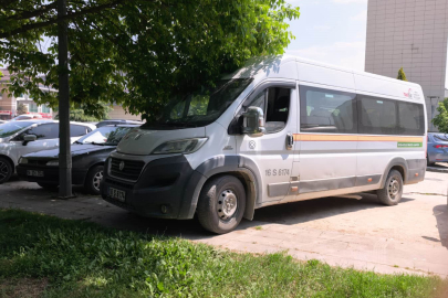 Servis aracının çarptığı yaşlı adam yaralandı