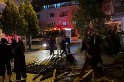 Bartın'da şiddetli fırtına nedeniyle çatı uçtu, 6 araç hasar gördü