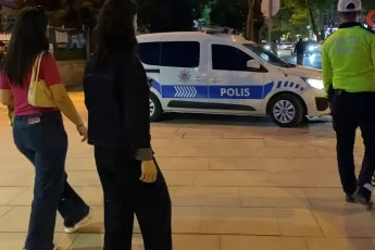 ATM'de unutulan parayı görüp polise teslim etti