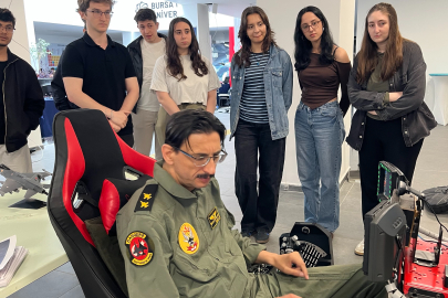 BTÜ'de F16 heyecanı...Gençler kokpite geçti