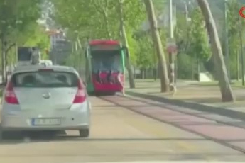 Bursa’da akılalmaz görüntü! Hareket halindeki tramvaya tutundular