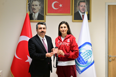 Yıldırımlı Hatice Kübra İlgün Avrupa’da kürsüde
