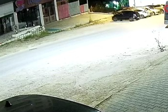 Uyuyakalan sürücü park halindeki araçlara daldı