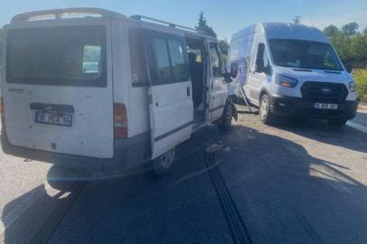 Bursa’da 2 minibüs çarpıştı : 4 kişi yaralandı
