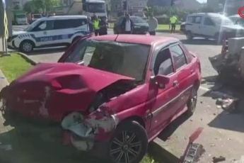Bursa'da kavşakta 4 araç birbirine girdi! 1 ölü 4 yaralı