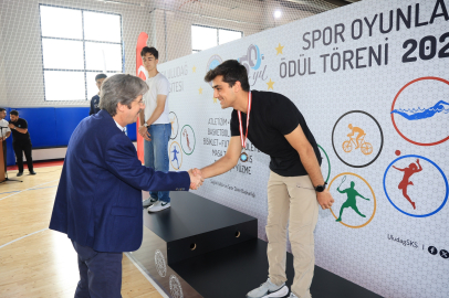 BUÜ Spor Oyunları’nda şampiyonlar kürsüye çıktı