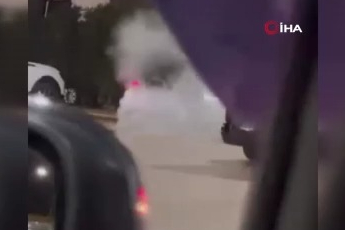 Akaryakıt istasyonunda tehlikeli hareket! Motosikletle lastik yaktı
