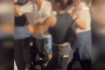 Konserde tekme ve yumruklar havada uçuştu