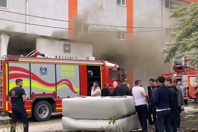 Koltuk fabrikasında korkutan yangın: 2 kişi dumandan etkilendi