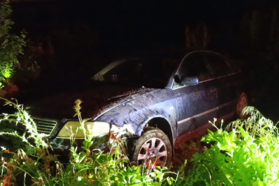 Tarlaya uçtuğu otomobilini bırakıp gitti