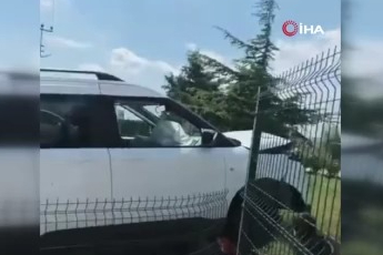 Kontrolden çıkan otomobil okul duvarına girdi