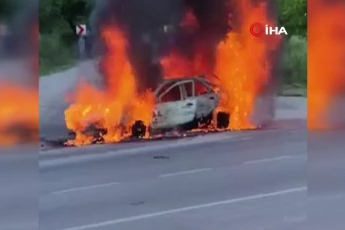 Bursa'da seyir halindeki araç alevlere teslim oldu