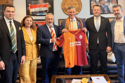 ABD Kongre Üyesi Michael Baumgartner’a Galatasaray forması hediye edildi