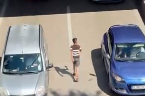Canını hiçe sayarak akan trafikte yürüdü