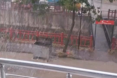 İnegöl'de sağanak etkili oldu, yollar göle döndü