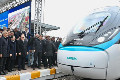 Milli elektrikli hızlı tren saatte 240 kilometre hıza ulaşarak rekorunu yeniledi