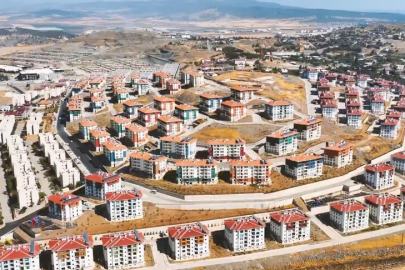 Bakan Kurum, depremzede ailenin yeni evlerindeki bayram sevincini paylaştı
