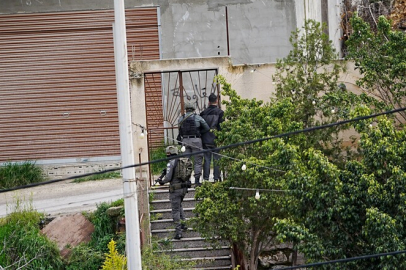 İsrail ordusu, Batı Şeria'da düzenlediği baskınlarda 10 Filistinliyi gözaltına aldı