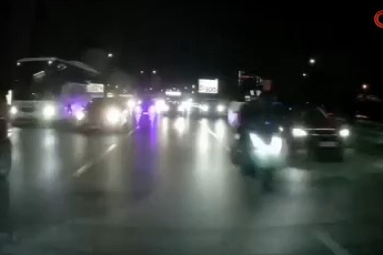 Makas atarak trafiği tehlikeye düşüren araç kamerada