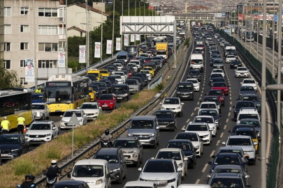 İstanbul ve Ankara'da bayram tatilinin ardından ilk iş gününde trafik yoğunluğu
