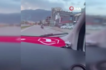 Bursa'da pes dedirten görüntü! Ailenin tehlikeli scooter yolculuğu