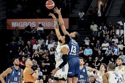 Anadolu Efes, Fenerbahçe Beko'yu 102-93 yendi