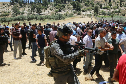 İsrail ordusu, Batı Şeria'da düzenlediği baskınlarda bir Filistinliyi yaraladı, bir kişiyi gözaltına aldı