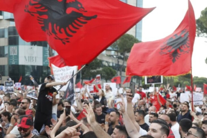 Arnavutluk'ta tepkilere neden olan turizm projesini sunan firmanın "alternatif aradığı" iddiası