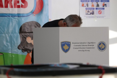 Kosova'da düzenlenen erken genel seçimlerde oy kullanma işlemi başladı