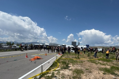 Van'da pikap ile hafif ticari aracın çarpıştığı kazada 4 kişi hayatını kaybetti, 2 kişi yaralandı