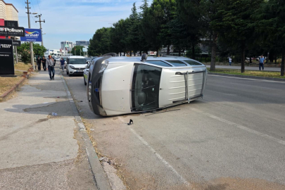 Kaldırıma çarpan araç takla attı: 2 yaralı