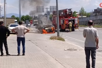 Bursa'da seyir halindeki araç alev topuna döndü