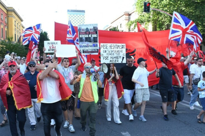 Arnavutluk'ta Zvernec'teki turizm projesine karşı gösteriler 14. gününde sürüyor