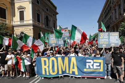 Roma'da ultra aşırı sağcılar, göçmenlerin geri gönderilmesi çağrısıyla yürüdü