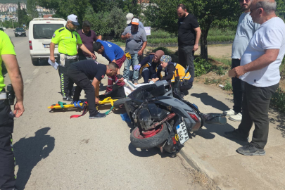 Yol kenarında duran motosiklete araç çarptı: 1 yaralı