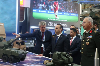 Bakan Kacır, Fransa'da Eurosatory Fuarı'nda Türk firmalarını ziyaret etti