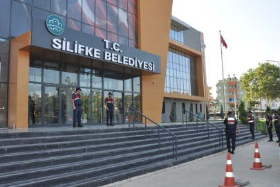 Silifke Belediyesine yönelik operasyonda Belediye Başkanı Turgut ve 17 şüpheli gözaltına alındı