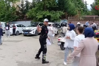 Bursa'da yanlış okula gelen adayların yardımına polis koştu