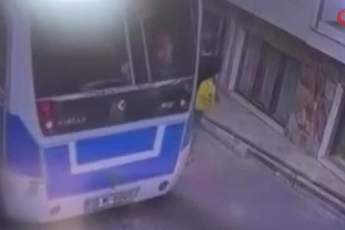 Bursa'da şok hırsızlık! Telefonu saniyeler içinde çalıp kaçtı!