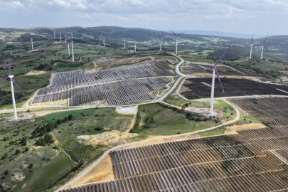 Küresel yenilenebilir enerji kurulu gücü 5 teravatı aşarak 2030 hedefinin yarısına yaklaştı