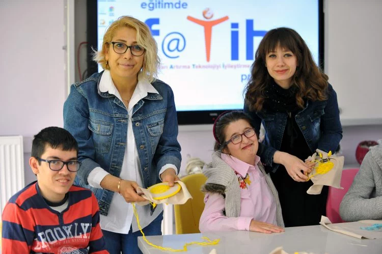 Bursa'da engelli öğrencilerin eğitim aldığı okul fabrika gibi üretim yapıyor