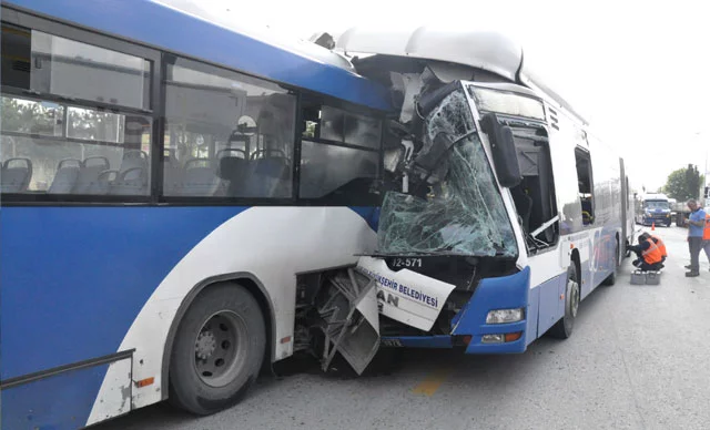 Başkentte belediye otobüsleri çarpıştı: 1 ölü 16 yaralı