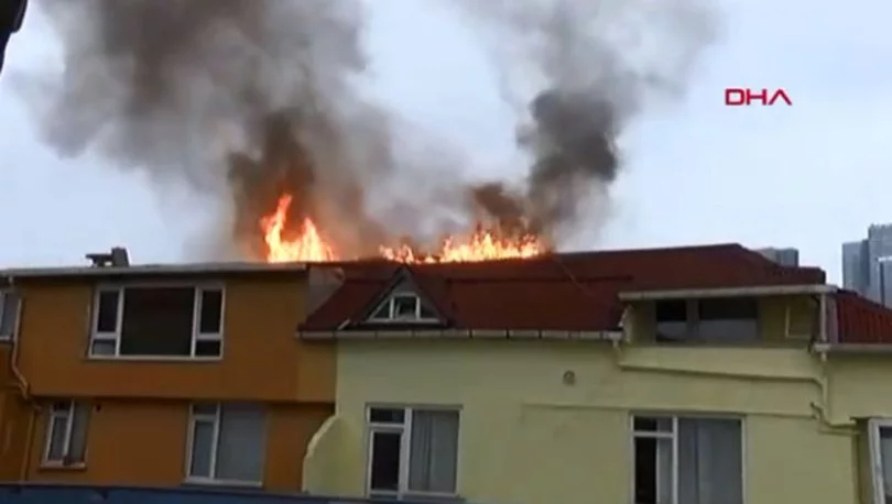 İstanbul'da büyük yangın! Çatı dairenin içine çöktü...