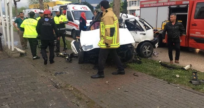 Bursa'da ağaca çarpan otomobilde can pazarı: 1 ölü