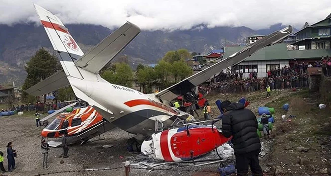 Nepal'de yolcu uçağı helikoptere çaptı