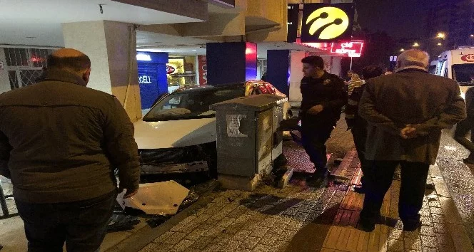 Bursa'da refüje çarpan otomobil, apartmanın duvarına çarparak durabildi
