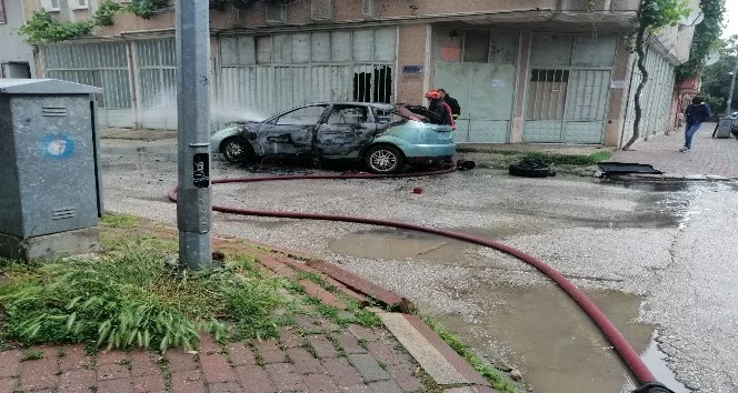 Bursa'da park halindeki otomobil cayır cayır yandı