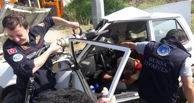 Bursa'da hırsızlar kaçarken kaza yaptı